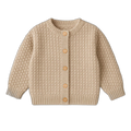 Strukturstrikket cardigan i sandfarvet bomuld med træknapper foran fra NeliNord.