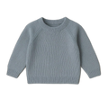 Baby striktrøje i bomuld med klassisk maskestrik og raglan-ærmer fra NeliNord